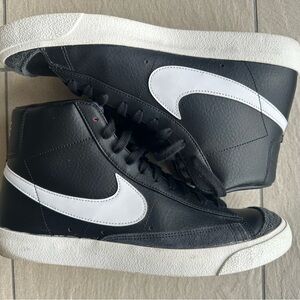 Nike Men's Black and White Blazer Mid ‘77